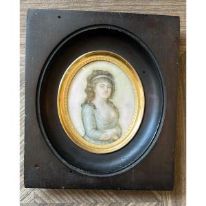 Miniatura del XVIII secolo, ritratto su avorio, donna  con le braccia conserte.  