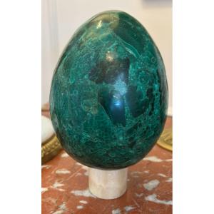 Uovo di malachite lucidato, dal bel colore che va dal verde chiaro al verde scuro.