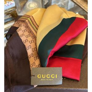 Scialle Gucci  in seta pura, mai indossato.