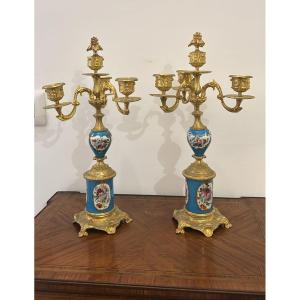 Coppia candelabri in bronzo dorato e porcellana di Sèvres.