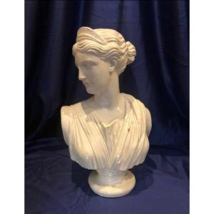 Busto di Diana in terracotta invetriata bianca. 