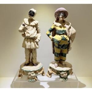 Coppia di figurine della Commedia dell’Arte in ceramica maiolicata Cozzi Venezia XVIII secolo.