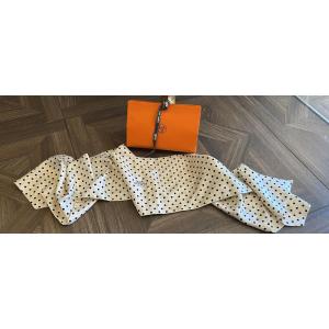 Foulard Hermès in seta con pois e motivo ape.