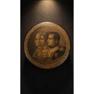 Tabacchiera rotonda in cartapesta laccata nera con triplo ritratto, epoca Primo Impero. 