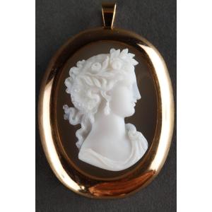 Gold-mounted Cameo Pendant