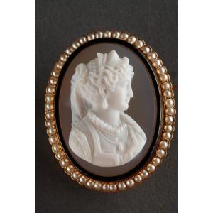 Gold Brooch, Pearls And Cameo On Agate. Nineteenth Century.