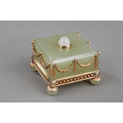 An Early 20th Faberge-style Gold Mounted Bowenite And Enamel Bell-push