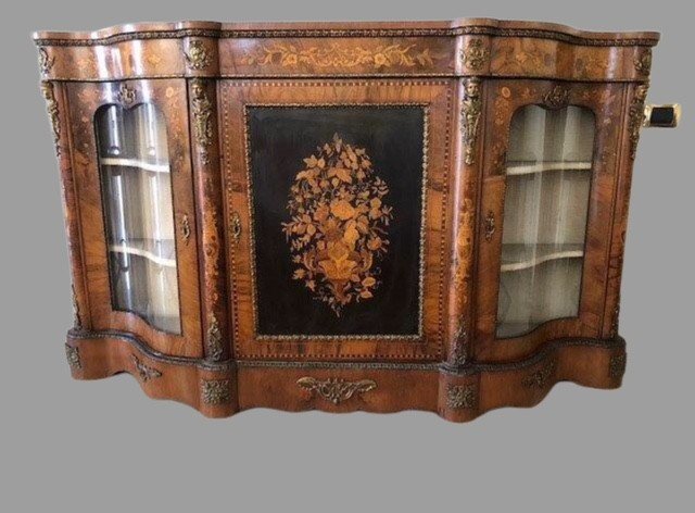 Credenza intarsiata a tre ante 