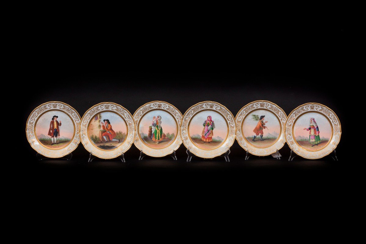 Importante Servizio in porcellana  con “Le Vestiture del Regno di Napoli”. 1820 ca.-photo-2