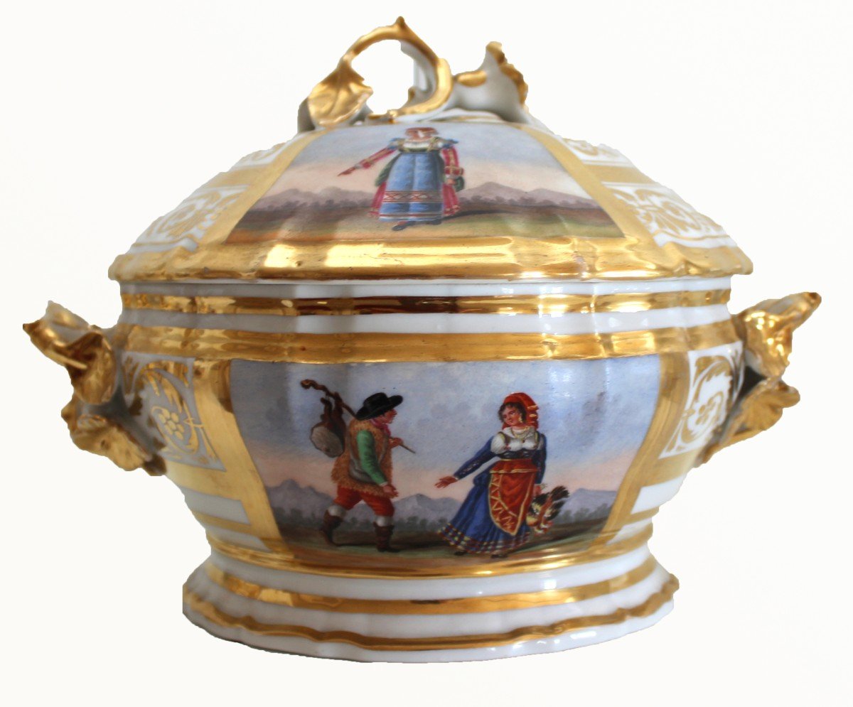 Importante Servizio in porcellana  con “Le Vestiture del Regno di Napoli”. 1820 ca.-photo-8