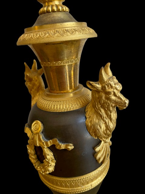 COPPIA DI CANDELIERI IN BRONZO DORATO E PATINATO  -photo-3