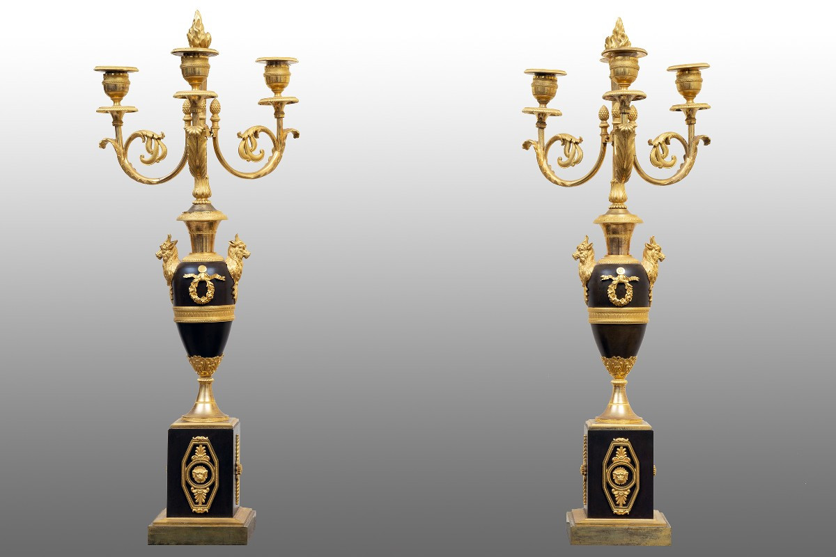 COPPIA DI CANDELIERI IN BRONZO DORATO E PATINATO  