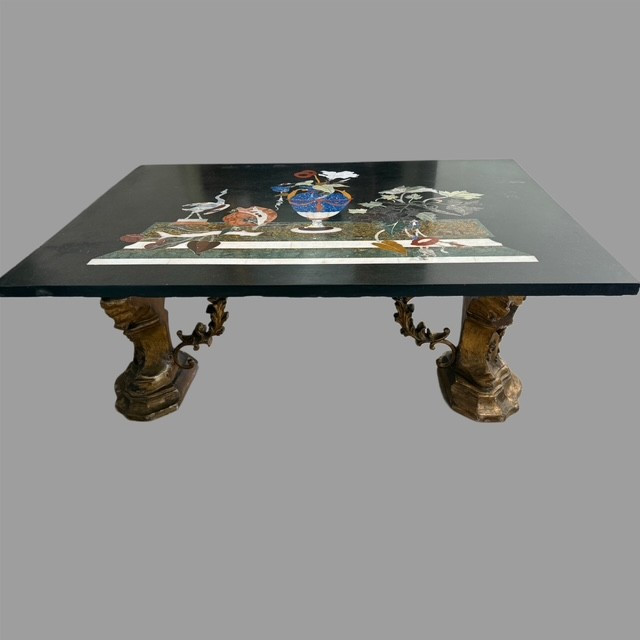 Piano con commesso in pietre dure 