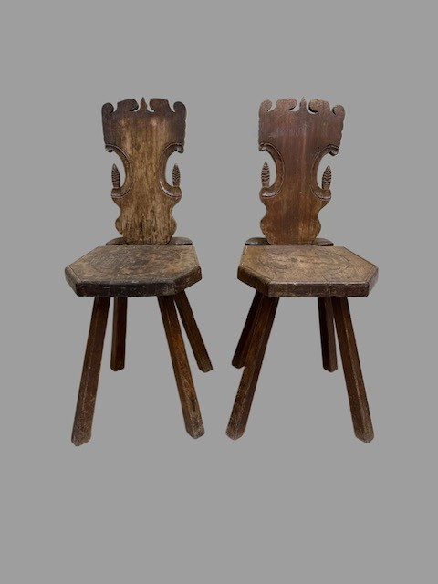 Coppia di sedie in noce 