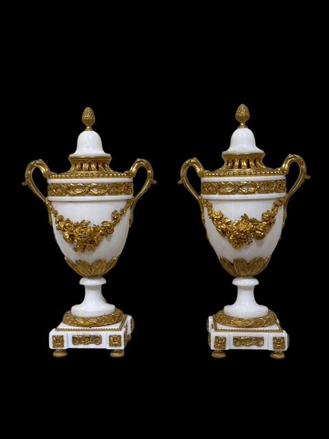 Coppia di vasi in marmo 