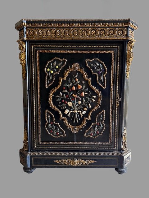 Credenza in pietre dure 