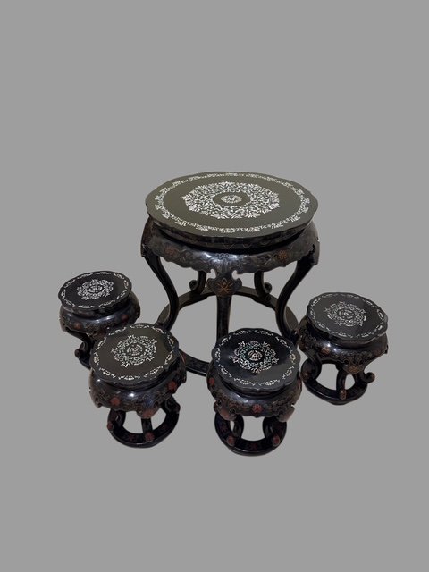 Tavolino con sgabelli orientali