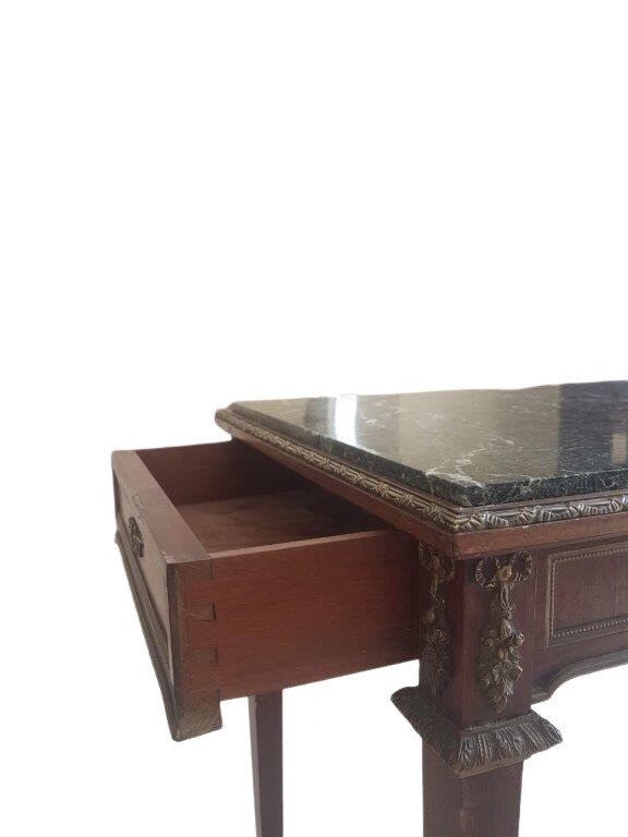 Tavolino con bronzi e placche in porcellana Wedgwood -photo-2
