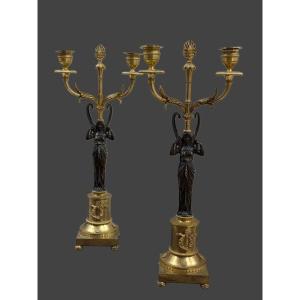 COPPIA DI CANDELIERI IN BRONZO DORATO E PATINATO  