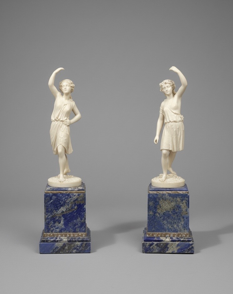 Paire de Sculptures Féminines en Ivoire