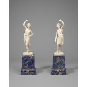 Paire de Sculptures Féminines en Ivoire