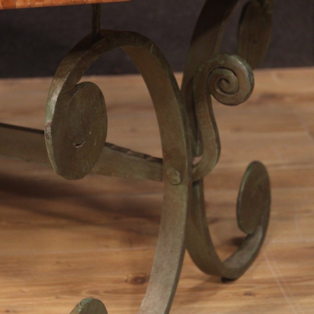 Tavolino francese in ferro con piano in marmo del XX secolo-photo-1