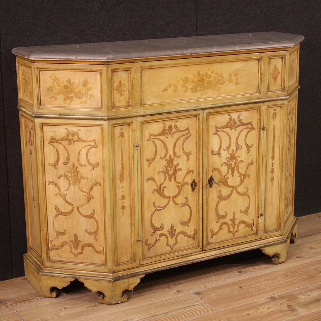 Credenza veneta laccata del XX secolo