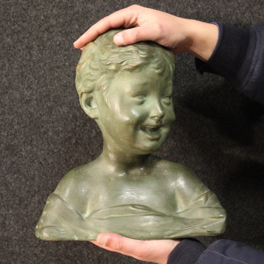 Scultura in terracotta dipinta tinta bronzo busto di bambino-photo-3