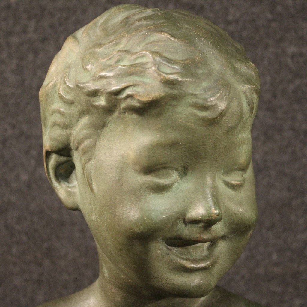 Scultura in terracotta dipinta tinta bronzo busto di bambino-photo-1