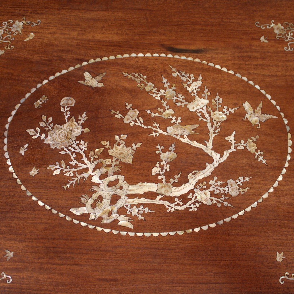 Tavolo orientale con intarsio floreale del XX secolo-photo-1