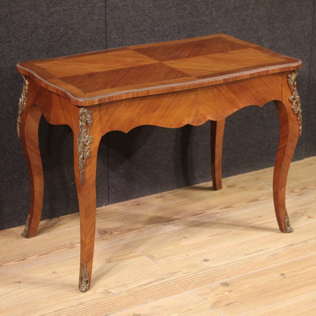 Elegante tavolino da salotto del XX secolo