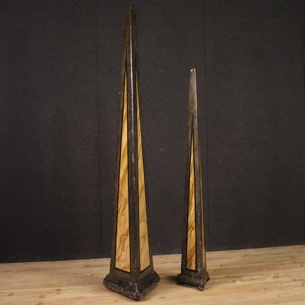 Grandi obelischi in legno dipinto del XX secolo-photo-1