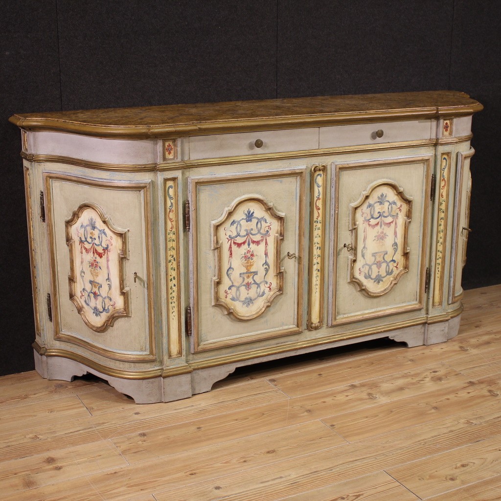 Grande credenza veneta laccata e dipinta del XX secolo
