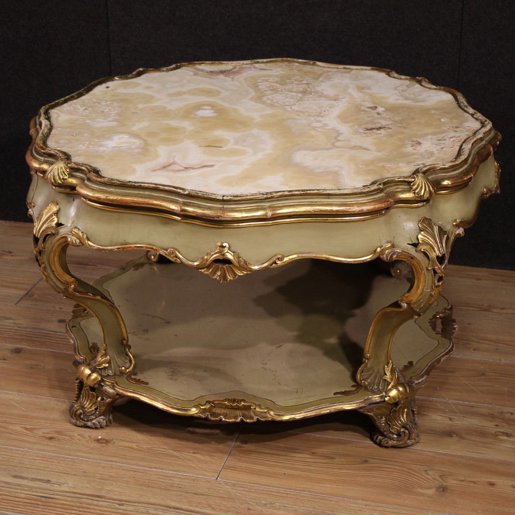 Tavolino veneziano laccato in stile Luigi XV del XX secolo