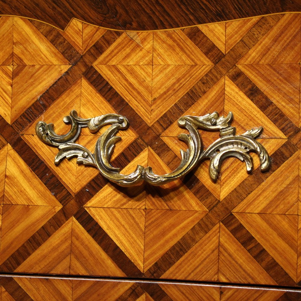 Comò francese intarsiato in stile Luigi XV del XX secolo-photo-8