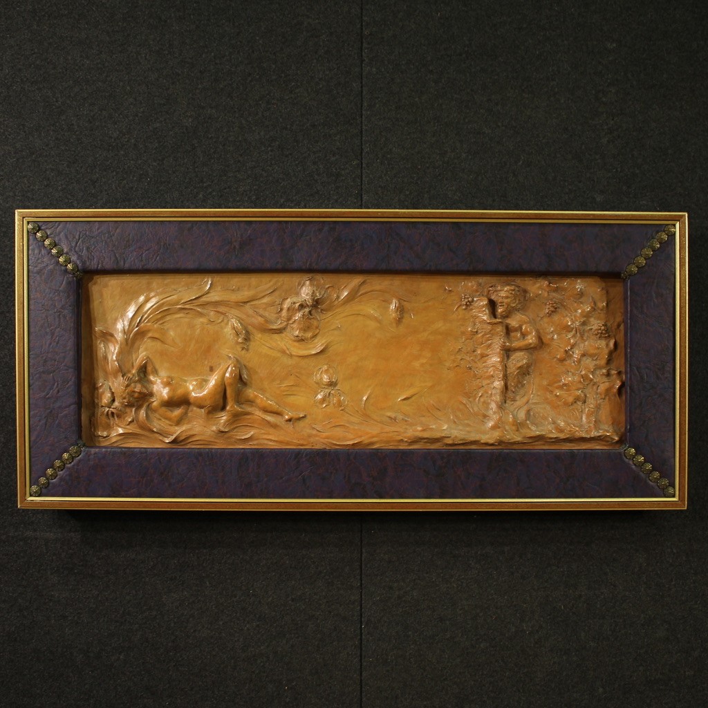 Bassorilievo francese in terracotta, Venere con Fauno del XX secolo