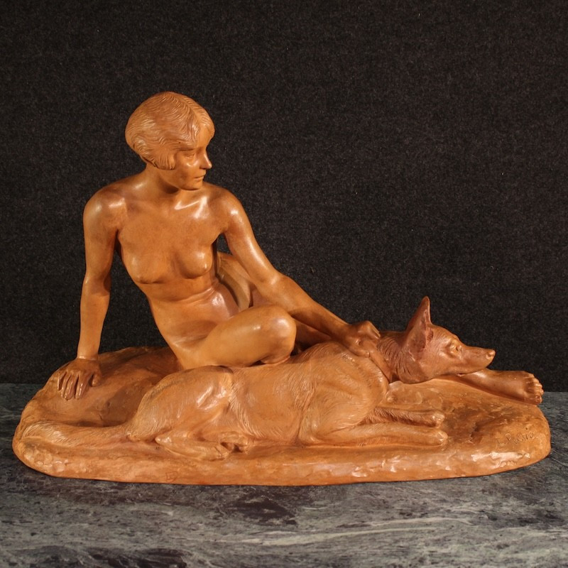 Scultura francese Art Deco in terracotta del XX secolo