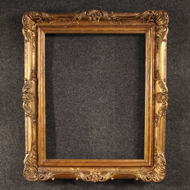 Cornice italiana scolpita e dorata del XX secolo