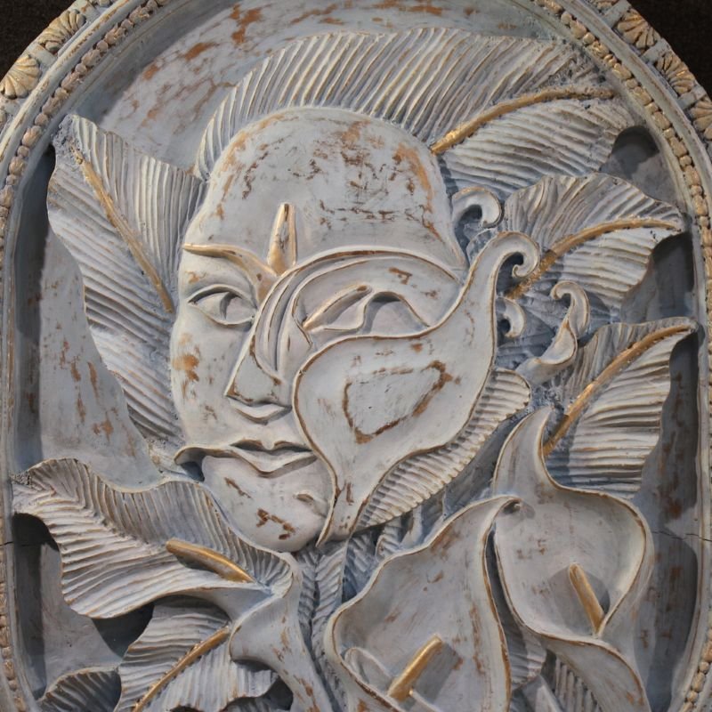 Scultura bassorilievo, volto stilizzato con fiori, XX secolo-photo-3