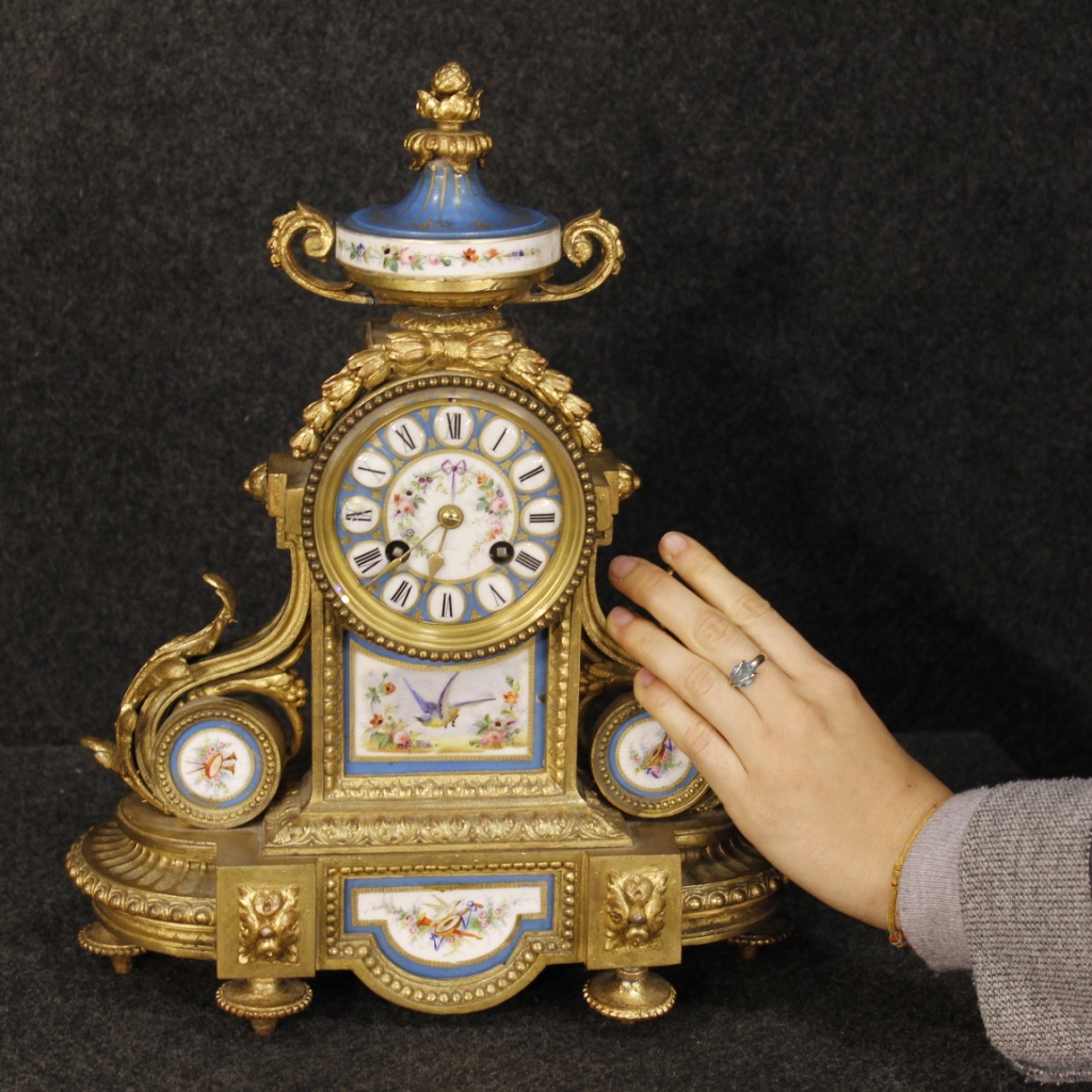 Orologio francese in bronzo o ottone dorati con ceramica dipinta-photo-3
