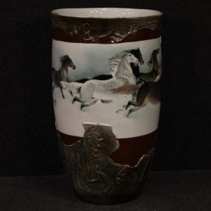 Vaso cinese in ceramica dipinta con cavalli