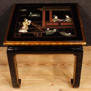 Tavolino in legno laccato, dipinto e dorato a cineseria 