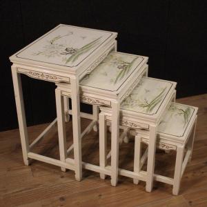 Quattro tavolini francesi in legno laccato e dipinto