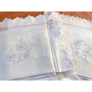 Pair Of Scalloped Embroidered Pillowcases, Linen Thread With Monogram Ev, Hand Embroidery - Antique Linen