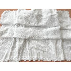 Hand-scalloped Em Blanket, Four Sides, Marseilles Quilting, Floral Motifs - Antique Linen