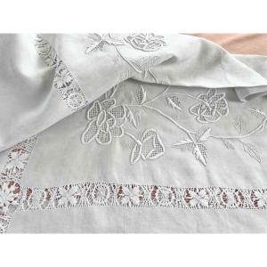 Tablecloth With Impressive Floral Embroidery On White Linen - Linge Ancien