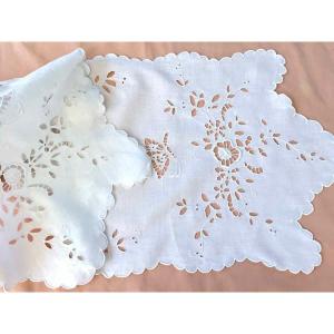 Table Runner With English Embroidery: Flowers, Butterflies On Fine Linen - Linge Ancien