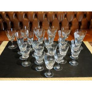 Baccarat Crystal Glasses, 25 Pieces All Signed In Perfect Condition, 20th Century Glass Service