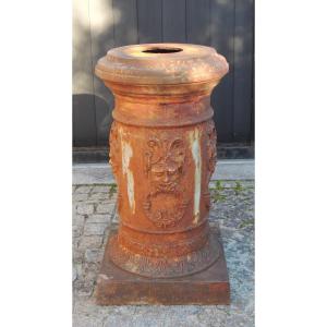 Cast Iron Sheath Decorated Around Its Shaft With 4 Mascaron Heads Typical Of The Médoc Region, 19th Century