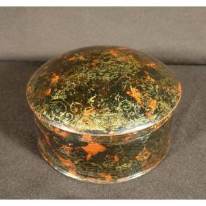 Lacquered And Gilded Round Box. Early 18th Century